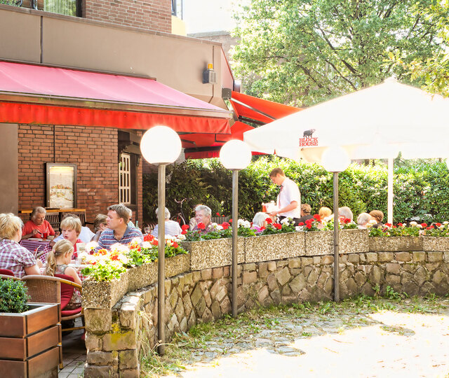 Gut besuchte Terrasse des BLOCK HOUSE Restaurants Volksdorf in Hamburg