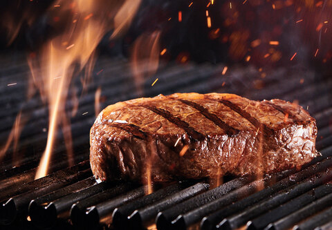 Saftiges Steak auf einem Grill