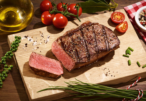 Angeschnittenes Steak auf einem Holzbrett