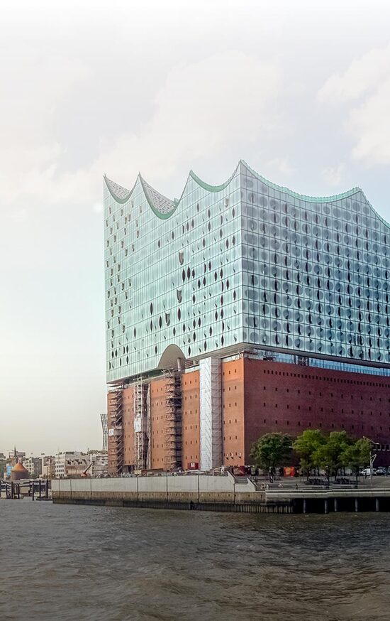 Blick auf die Elbphilharmonie in Hamburg von einem Schiff auf der Elbe