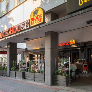 BLOCK HOUSE Hannover Am Aegi mit Terrasse und Gästen vor dem Steakhouse, direkt in der Nähe des Aegidientorplatz