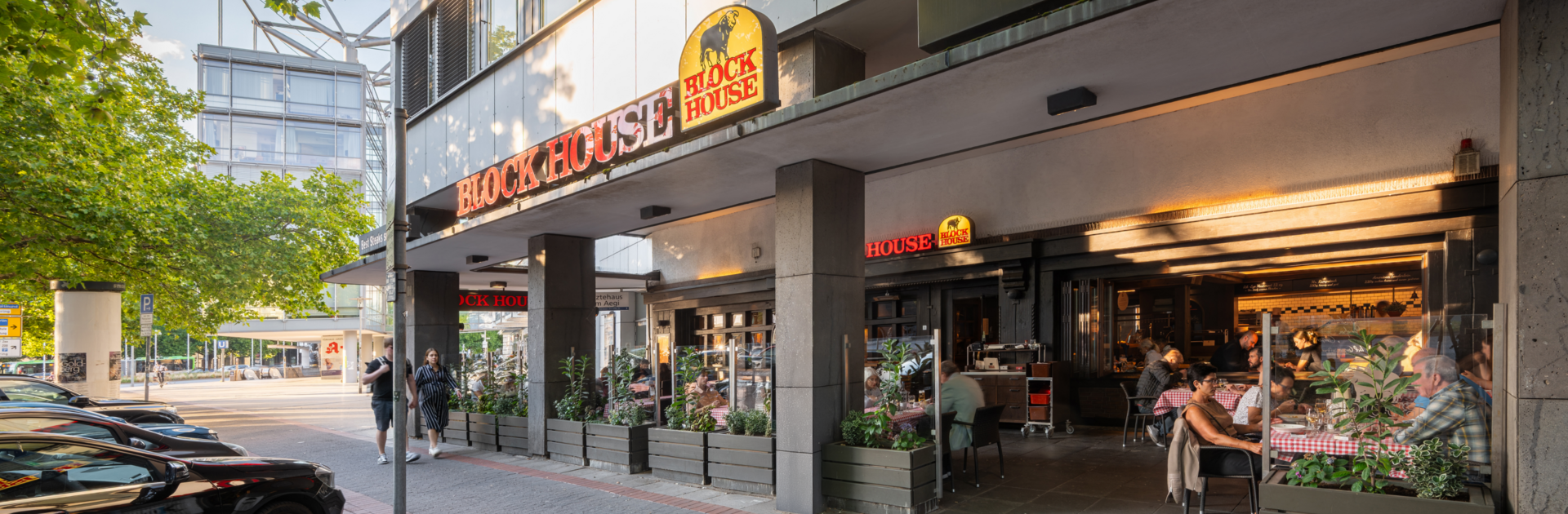 BLOCK HOUSE Hannover Am Aegi mit Terrasse und Gästen vor dem Steakhouse, direkt in der Nähe des Aegidientorplatz