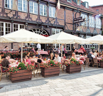 Gut besuchte Terrasse des BLOCK HOUSE Restaurants Bergedorf in Hamburg