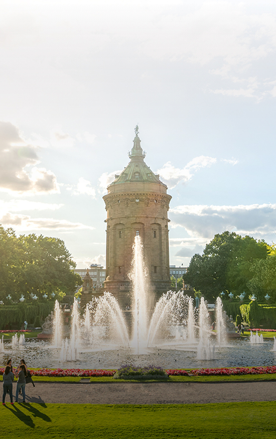 Blick über den Tritonenbrunnen auf den Wasserturm Mannheim