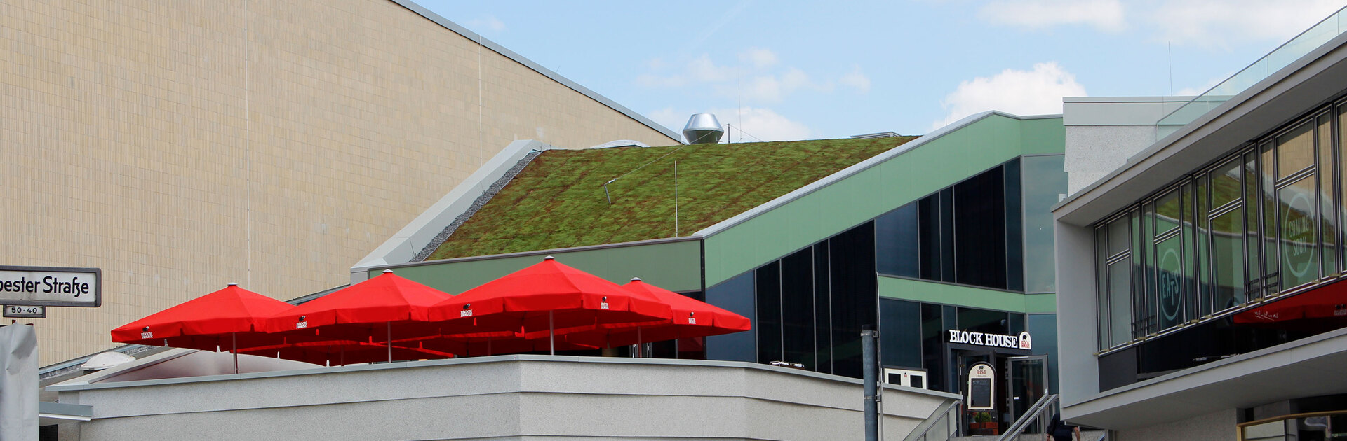 Außenbereich des BLOCK HOUSE Restaurants am Zoo Palast in Berlin 