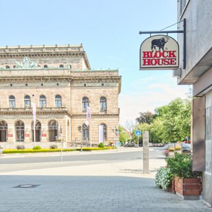 Braunschweig Blick an der Terrasse des BLOCK HOUSE Restaurants Braunschweig vorbei auf das Staatstheater in Braunschweig