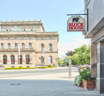Blick an der Terrasse des BLOCK HOUSE Restaurants Braunschweig vorbei auf das Staatstheater in Braunschweig