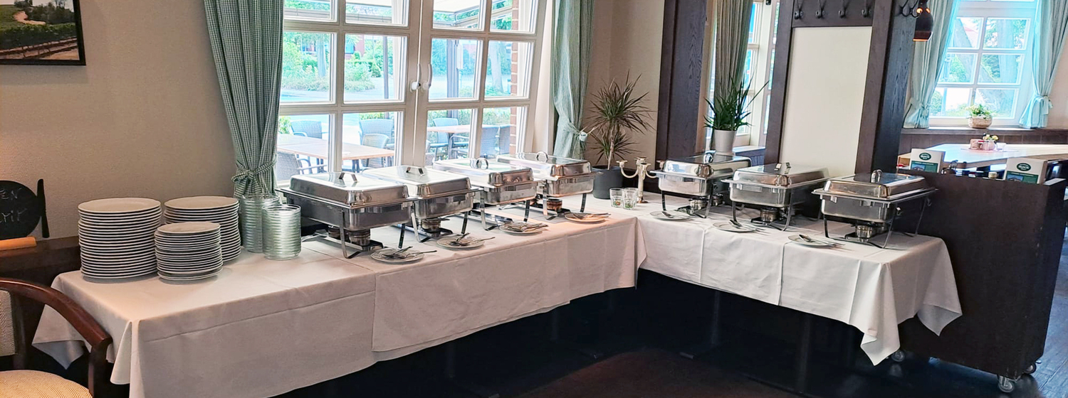 Buffet im Gasthaus Block mit Wärmebehältern und vielfältiger Auswahl an Speisen, vorbereitet für private Feiern.