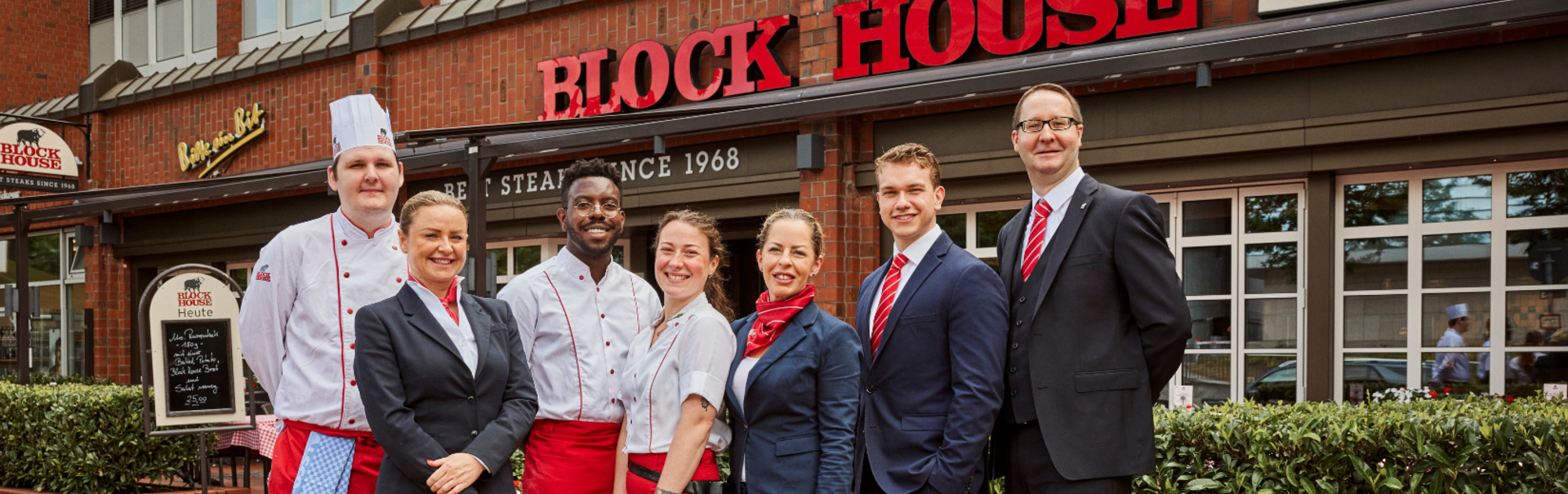 Karriere bei BLOCK HOUSE – werde Teil unseres Teams Mitarbeitende aus Küche und Service vor einem BLOCK HOUSE Restaurant