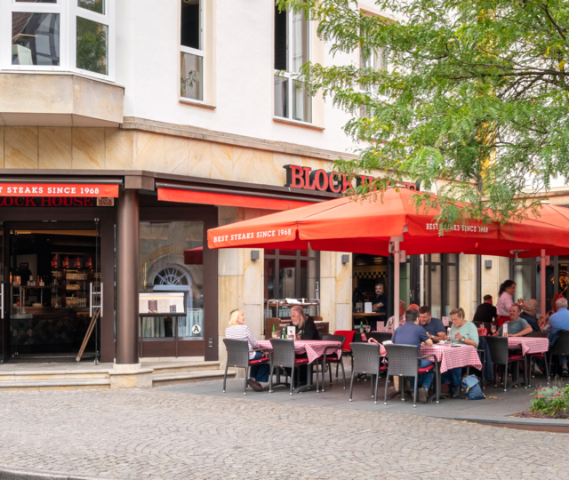 Außenbereich des BLOCK HOUSE Restaurants in Bielefeld
