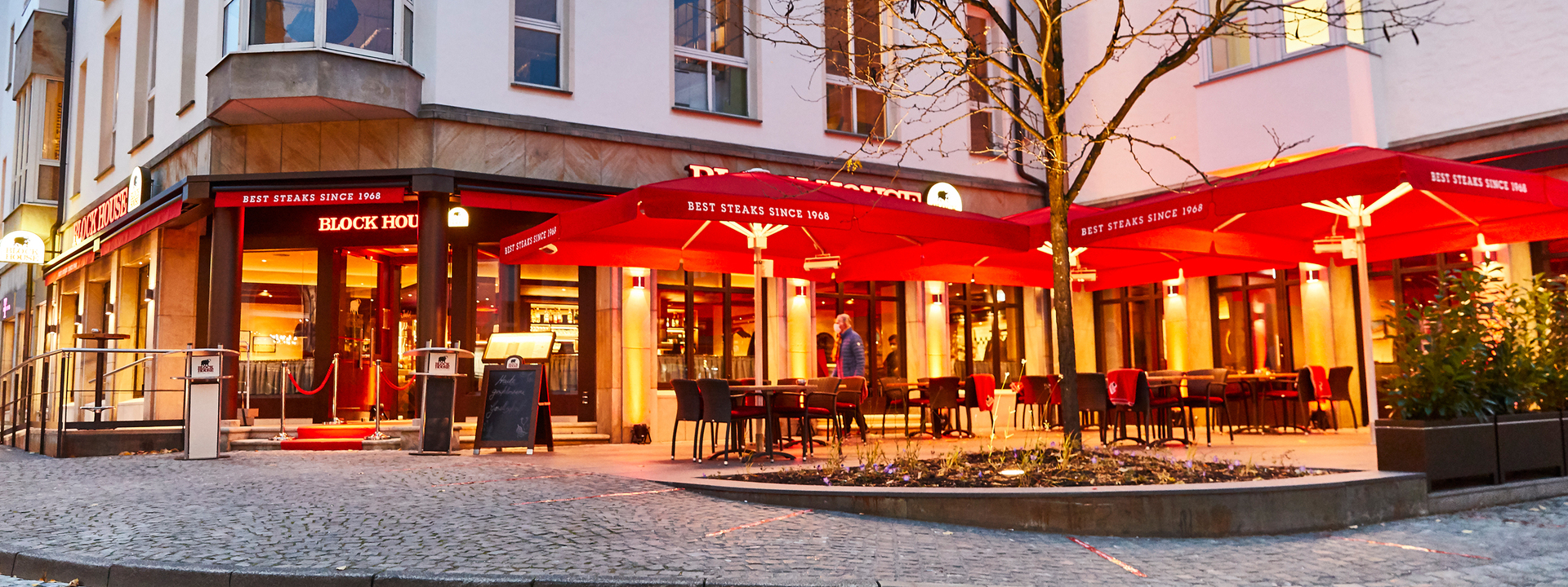Beleuchteter Außenbereich des BLOCK HOUSE Restaurants in Bielefeld