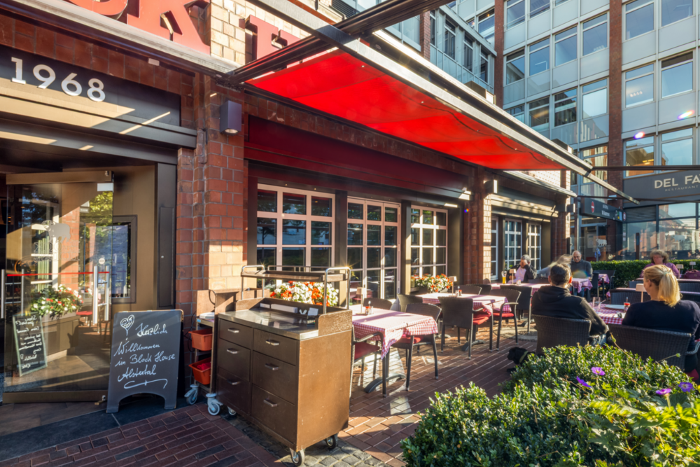Mit Gästen besetzte Terrasse des BLOCK HOUSE Hamburg Alstertal
