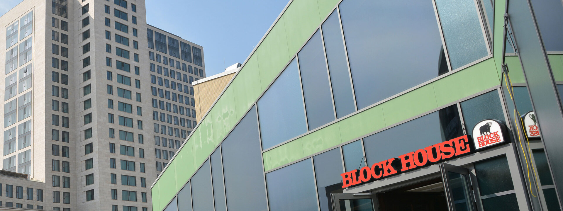 Außenbereich des BLOCK HOUSE Restaurants am Zoo Palast in Berlin 