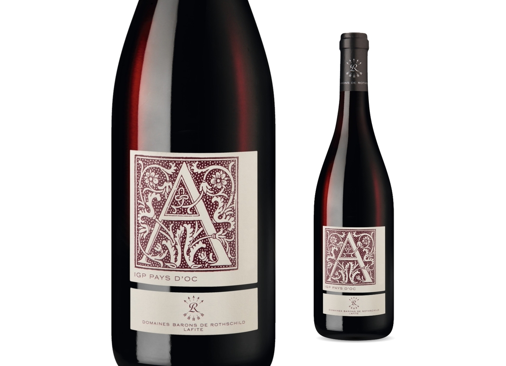 A Classic Aussières IGP, Domaines Barons de Rothschild (Lafite), Languedoc-Roussillon, Frankreich Zwei Weinflaschen des „2024 A Classic Aussières IGP“ von Domaines Barons de Rothschild (Lafite) aus dem Languedoc-Roussillon in Frankreich mit einem kunstvoll verzierten Buchstaben „A“ auf dem Etikett.