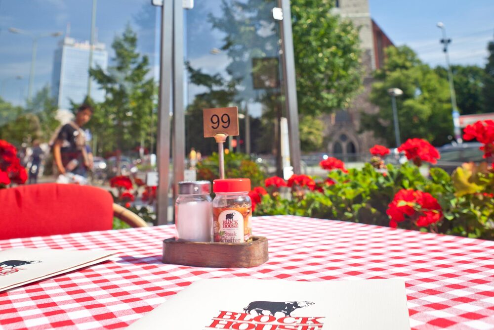 Nahaufnahme eines Tisches im Außenbereich eines BLOCK HOUSE Restaurants