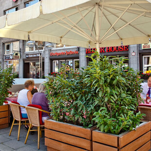 Terrasse des BLOCK HOUSE Restaurants Arnulf-Klett-Platz in Stuttgart
