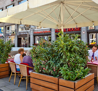 Terrasse des BLOCK HOUSE Restaurants Arnulf-Klett-Platz in Stuttgart