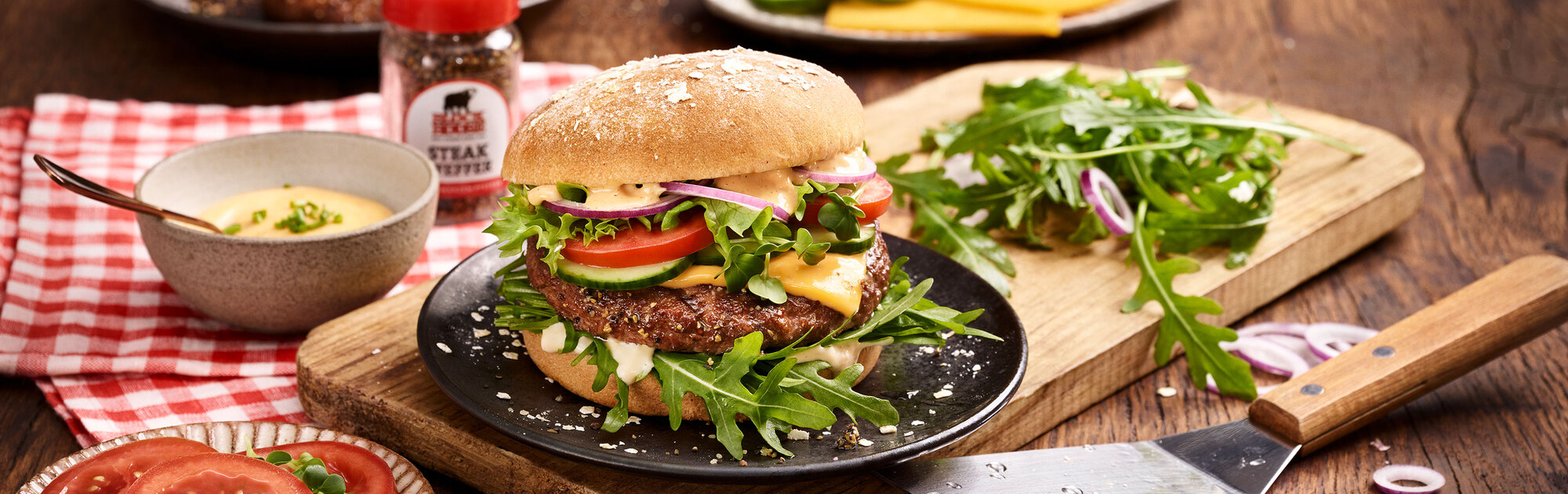 BLOCK HOUSE Bio-Burger mit Rindfleischpatty auf einem Teller serviert
