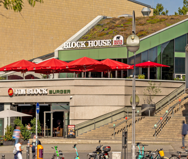 BLOCK HOUSE Berlin Zoo Palast Außenbereich des BLOCK HOUSE Restaurants am Zoo Palast in Berlin