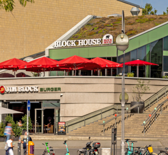 Außenbereich des BLOCK HOUSE Restaurants am Zoo Palast in Berlin 