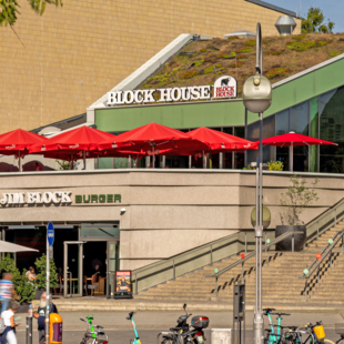 BLOCK HOUSE Berlin Zoo Palast Außenbereich des BLOCK HOUSE Restaurants am Zoo Palast in Berlin