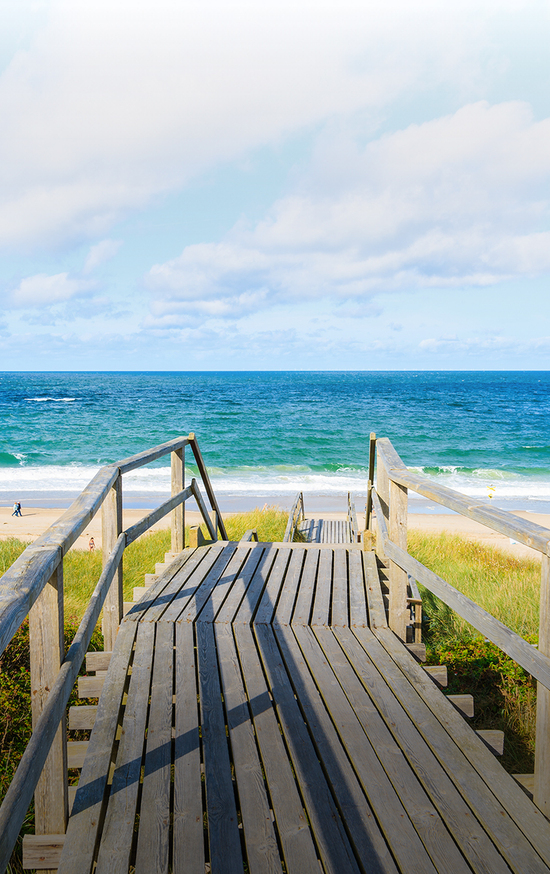 Blick über einen Steg auf den Strand auf der Insel Sylt