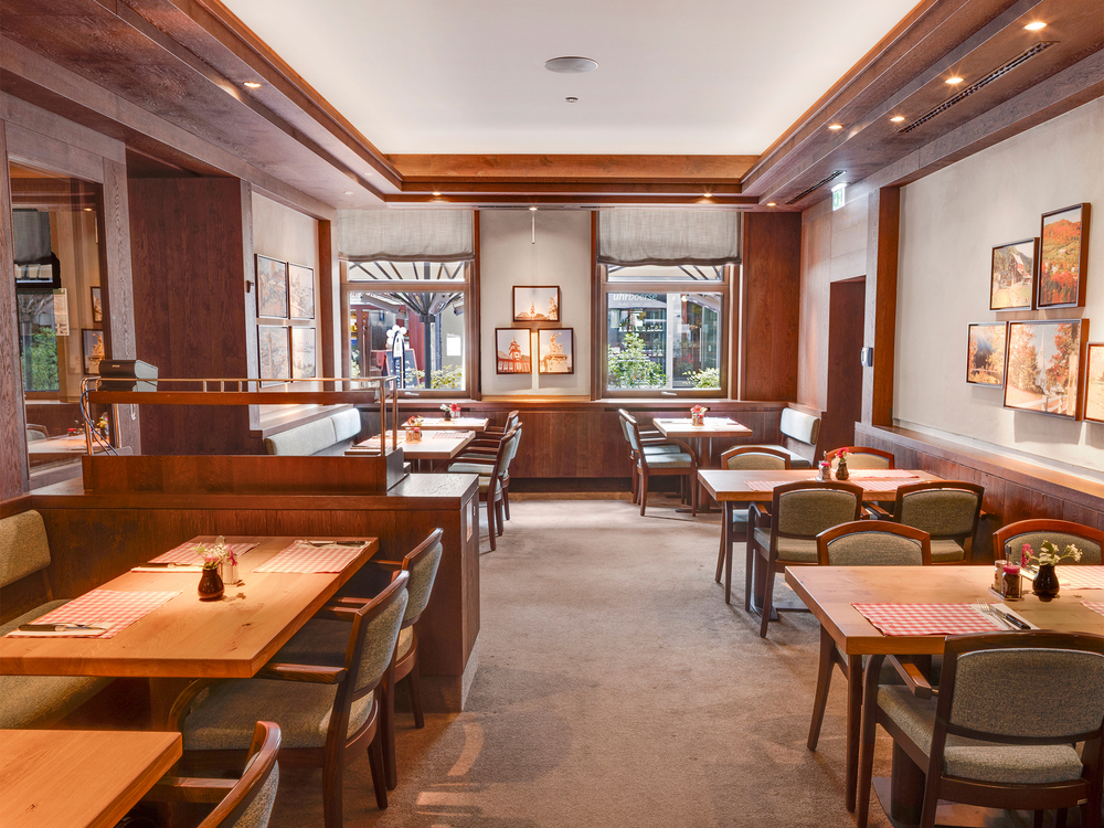 Veranstaltungsraum im BLOCK HOUSE Mannheim Heller und gemütlicher Veranstaltungsraum im BLOCK HOUSE Mannheim mit liebevoll gedeckten Holztischen und einladender Atmosphäre.