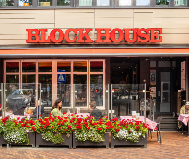 BLOCK HOUSE Hamburg Harburg – Außenansicht mit Terrasse Außenansicht des BLOCK HOUSE Steakhouse in Hamburg Harburg mit Terrasse und Gästen im Außenbereich