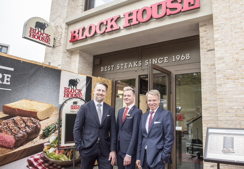 Markus Gutendorff, Dominic Springer und Stephan von Bülow vor dem Eingang vom BLOCK HOUSE Restaurant in Köln