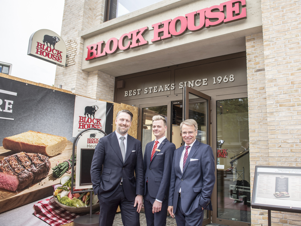 Markus Gutendorff, Dominic Springer und Stephan von Bülow vor dem Eingang vom BLOCK HOUSE Restaurant in Köln