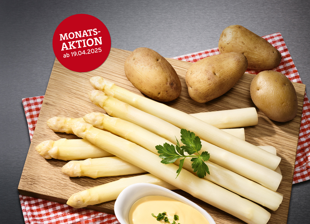 Frischer weißer Spargel mit Petersilie, neuen Kartoffeln und Sauce Hollandaise auf einem Holzbrett – Monatsaktion ab 19. April 2025