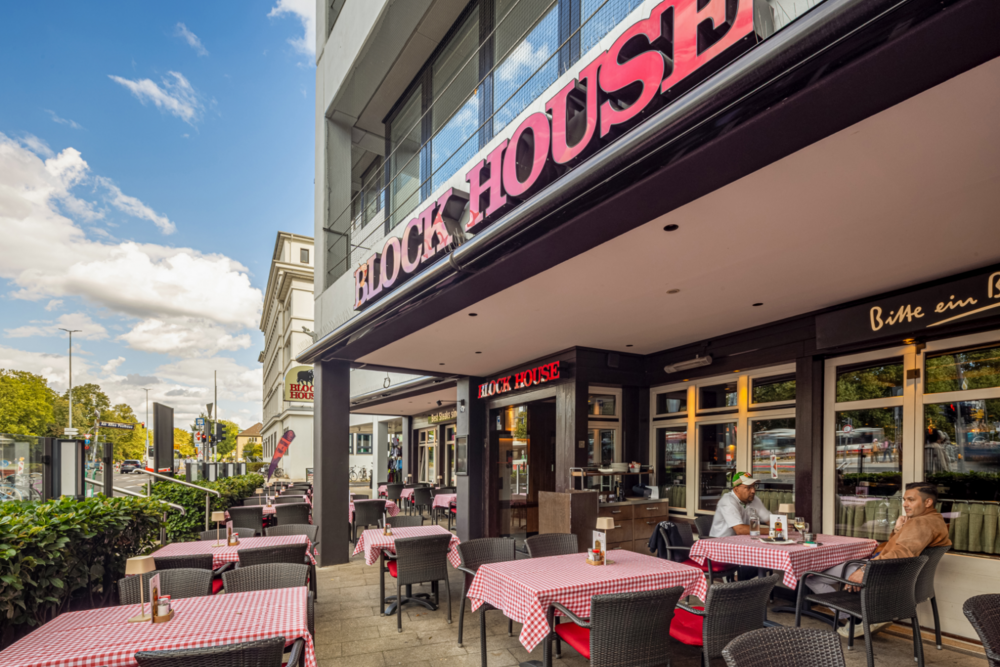 Außenansicht des BLOCK HOUSE Hamburg Wandsbek mit Eingangsbereich und Terrasse