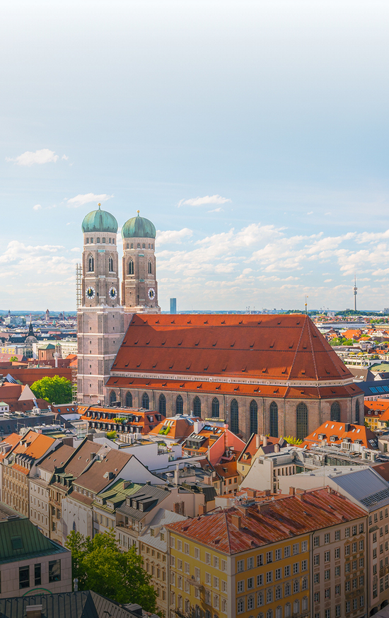 Blick über die Stadt München mit Frauenkirche