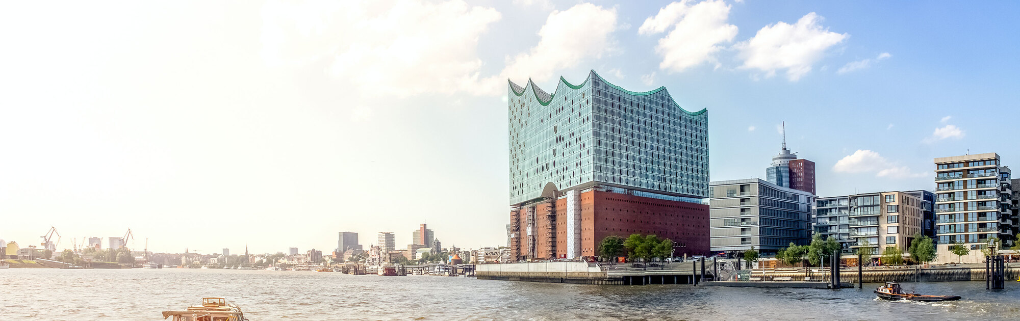 Blick von dem Wasser auf die Elbphilharmonie und die Elbe in Hamburg
