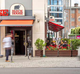 Aussenansicht des BLOCK HOUSE Restaurants in der Friedrichsstraße in Berlin