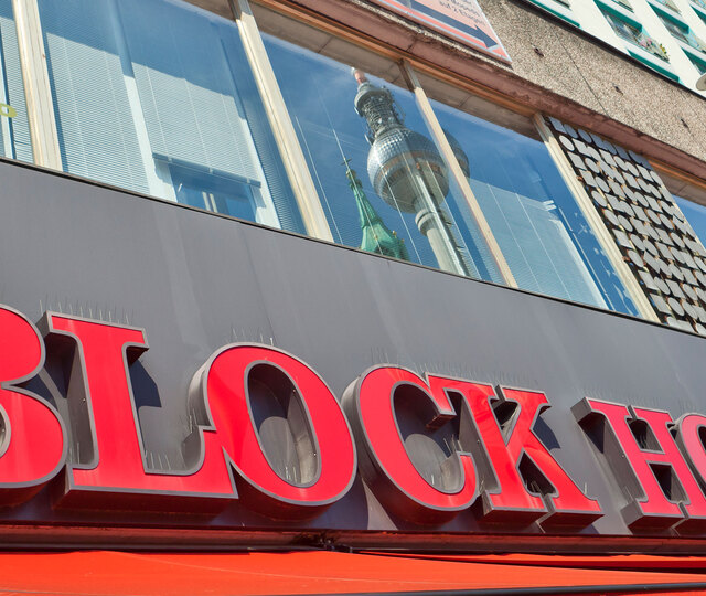 Ausschnitt der Aufschrift ,,BLOCK HOUSE'' über dem Restaurant am Alexanderplatz