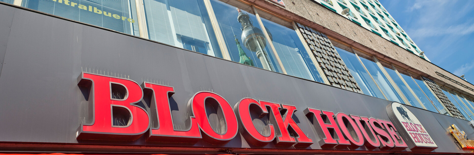 Ausschnitt der Aufschrift ,,BLOCK HOUSE'' über dem Restaurant am Alexanderplatz