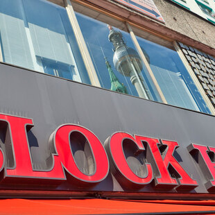Ausschnitt der Aufschrift ,,BLOCK HOUSE'' über dem Restaurant am Alexanderplatz