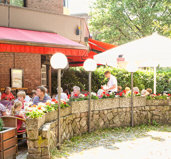 Gut besuchte Terrasse des BLOCK HOUSE Restaurants Volksdorf in Hamburg