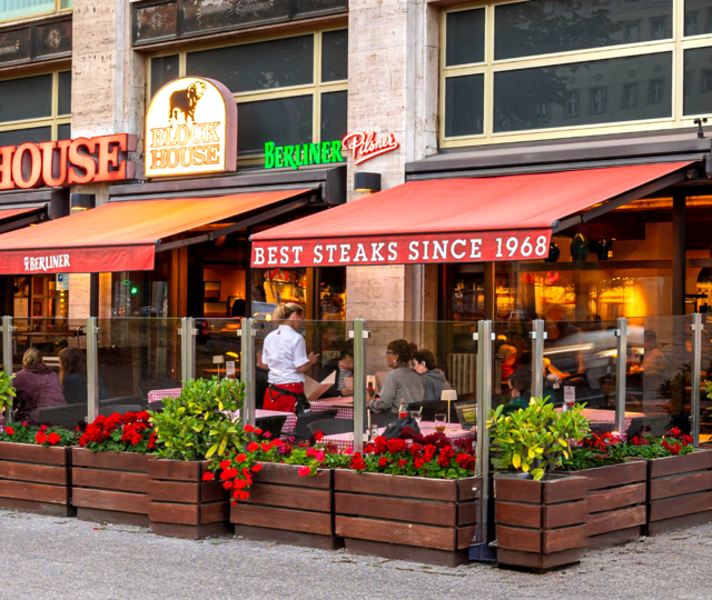 BLOCK HOUSE Berlin Karl-Marx-Allee Eingang des BLOCK HOUSE Restaurant Karl-Marx-Allee in Berlin