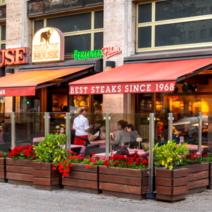BLOCK HOUSE Berlin Karl-Marx-Allee Eingang des BLOCK HOUSE Restaurant Karl-Marx-Allee in Berlin