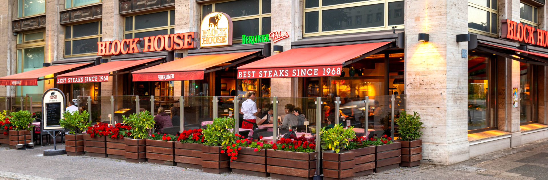Eingang des BLOCK HOUSE Restaurant Karl-Marx-Allee in Berlin