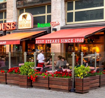 Eingang des BLOCK HOUSE Restaurant Karl-Marx-Allee in Berlin