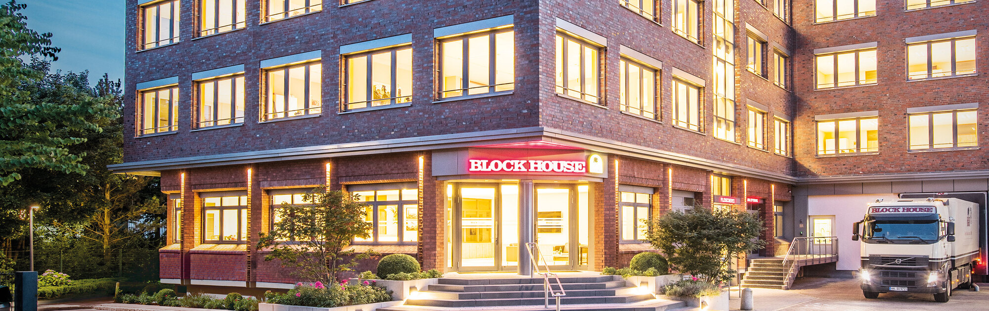 Eingang der BLOCK HOUSE Zentrale in Hamburg bei Nacht