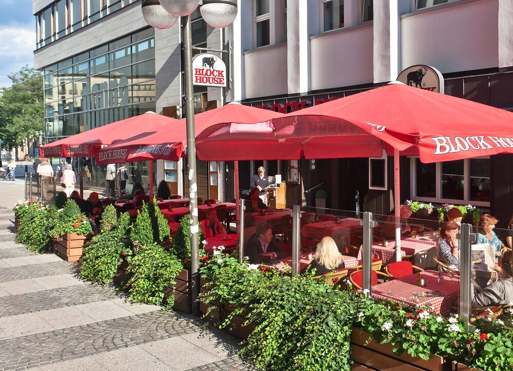 Außenterrasse eines BLOCK HOUSE Restaurants in Hannover