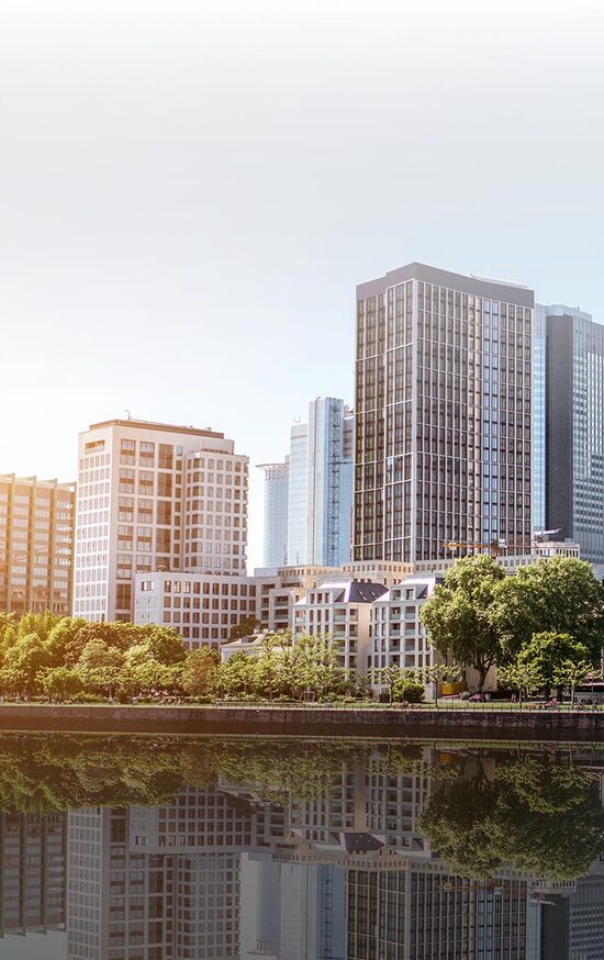 Blick von einem Schiff auf dem Main auf die Skyline von Frankfurt 