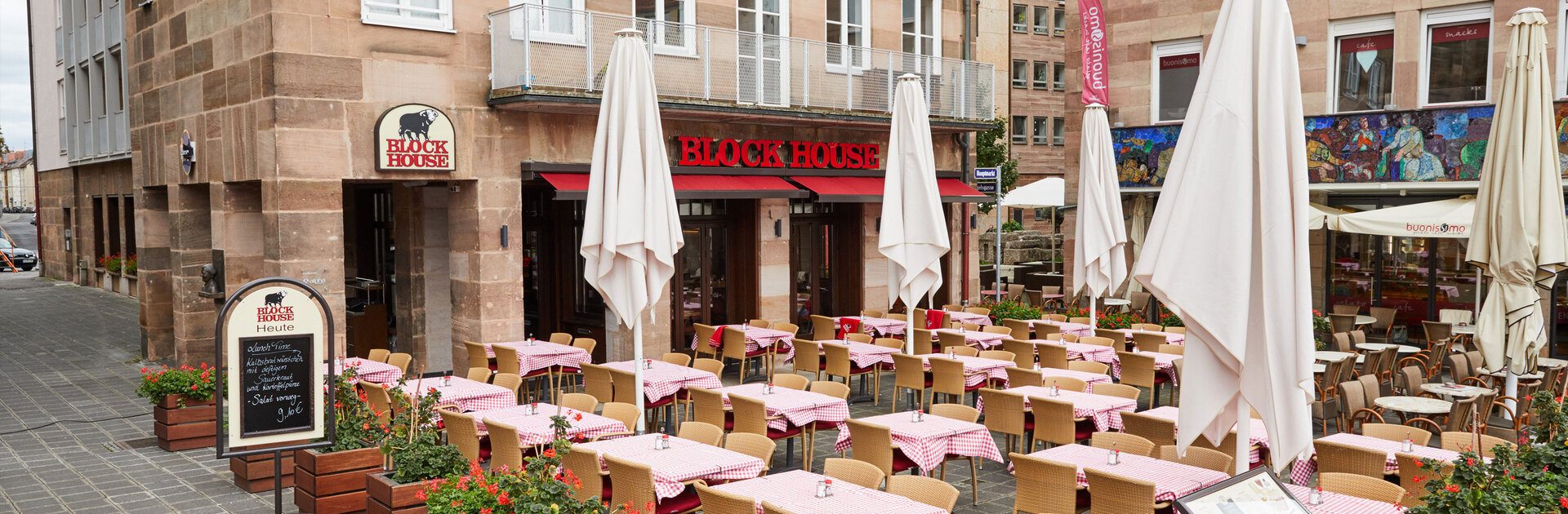 Für Gäste vorbereitete Terrasse des BLOCK HOUSE Restaurants in Nürnberg