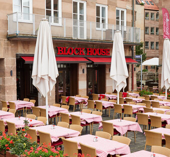 Für Gäste vorbereitete Terrasse des BLOCK HOUSE Restaurants in Nürnberg