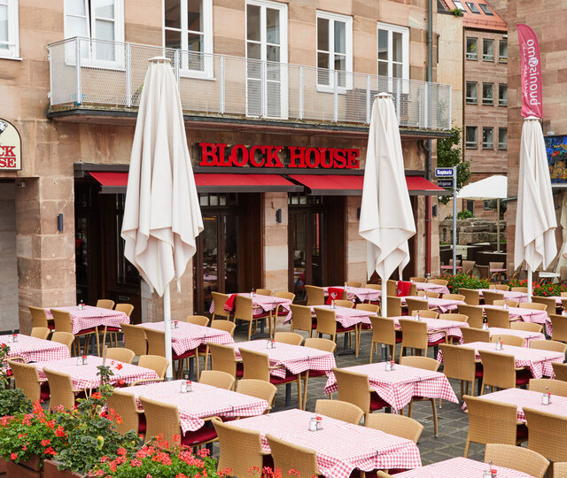 Für Gäste vorbereitete Terrasse des BLOCK HOUSE Restaurants in Nürnberg