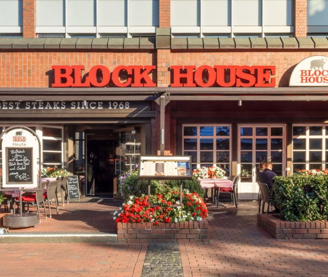 Eingangsbereich des BLOCK HOUSE Hamburg Alstertal mit Sonnenterrasse